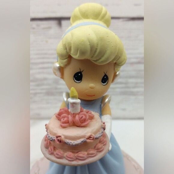 Precious Moments Walt Disney
Musical Birthday Cinderella - Picture 6 of 7